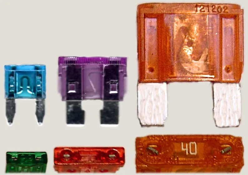 Assorted DC plug-in fuses used for solar circuit protection.